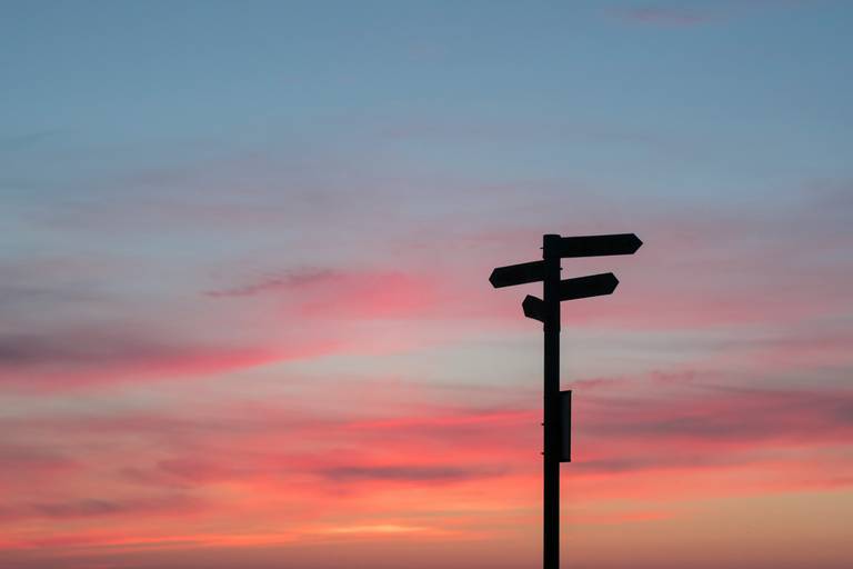 Silhouette von Straßenschildern während der goldenen Stunde